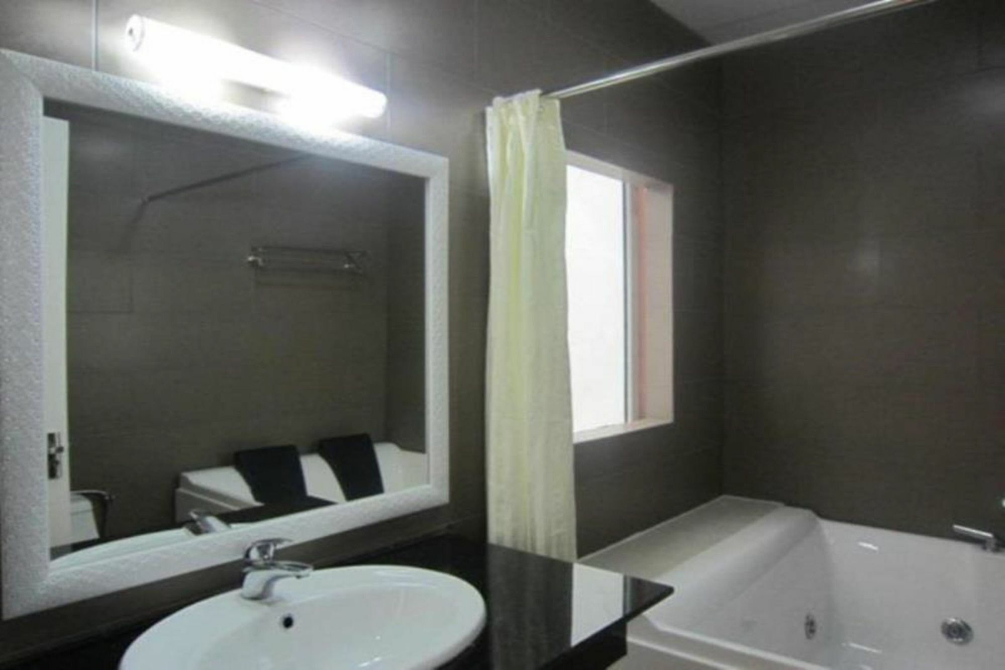 Queen Hotel Ho Chi Minh City